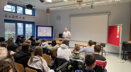 Der Bundestagsabgeordnete Martin Diedenhofen stellt sich den kritischen Fragen zu politischen Themen, die die Klassen 10a, 10b und 10c vorbereitet haben.