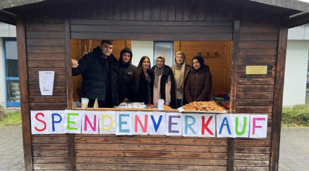 In der Verkaufshütte auf dem Schulhof bereiten die Schülerinnen und Schüler den Spendenverkauf vor.