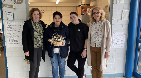 Schulleiterin Andrea Brambach-Becker und Stellvertreterin Diana Nentwig gratulieren der neuen Kioskbetreiberin Steffi Mühleip sowie ihrer Mitarbeiterin Nesrin Sezer zur Eröffnung.