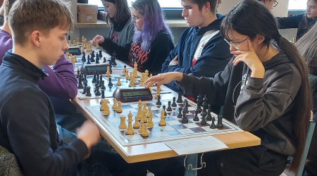 Die konzentrierten Schülerinnen und Schüler der IGS Hamm beim Bezirksentscheid der Deutschen Schulschachmeisterschaft in Lahnstein.