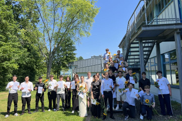 Blumen als Symbol für Vielfalt: Abschlussfeier der IGS Hamm/ Sieg