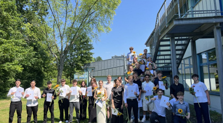 Blumen als Symbol für Vielfalt: Abschlussfeier der IGS Hamm/ Sieg