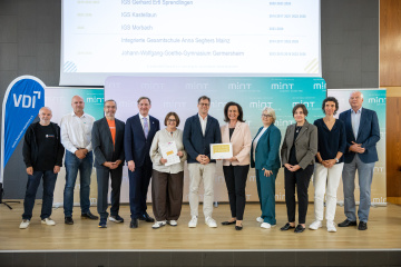 Unsere didaktische Koordinatorin Barbara Meyer und unser stellv. Schulleiter Herr Schindele erhalten die Plakette.